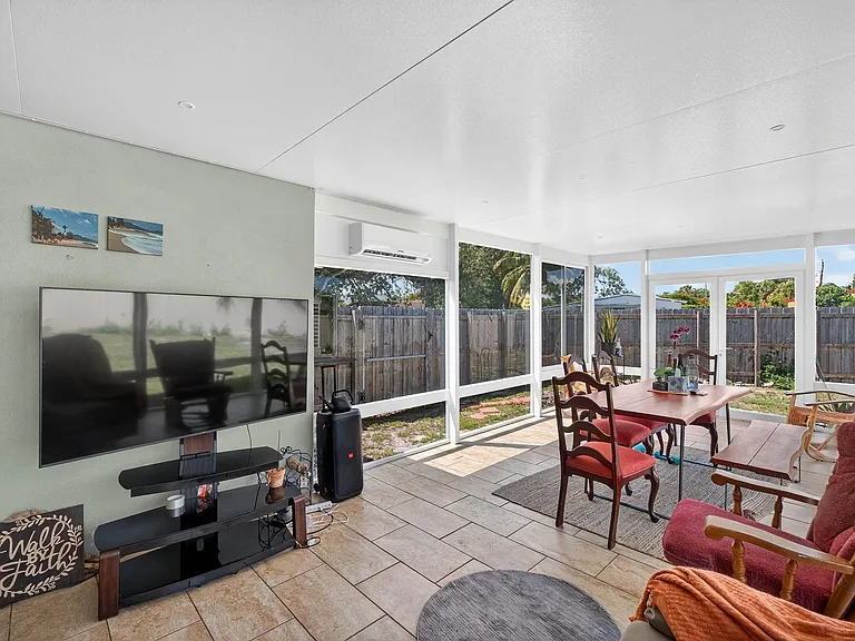 300 SW 25th Ave — Photo 32