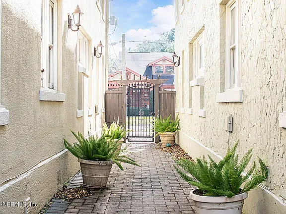 2973 Herschel St — Photo 40