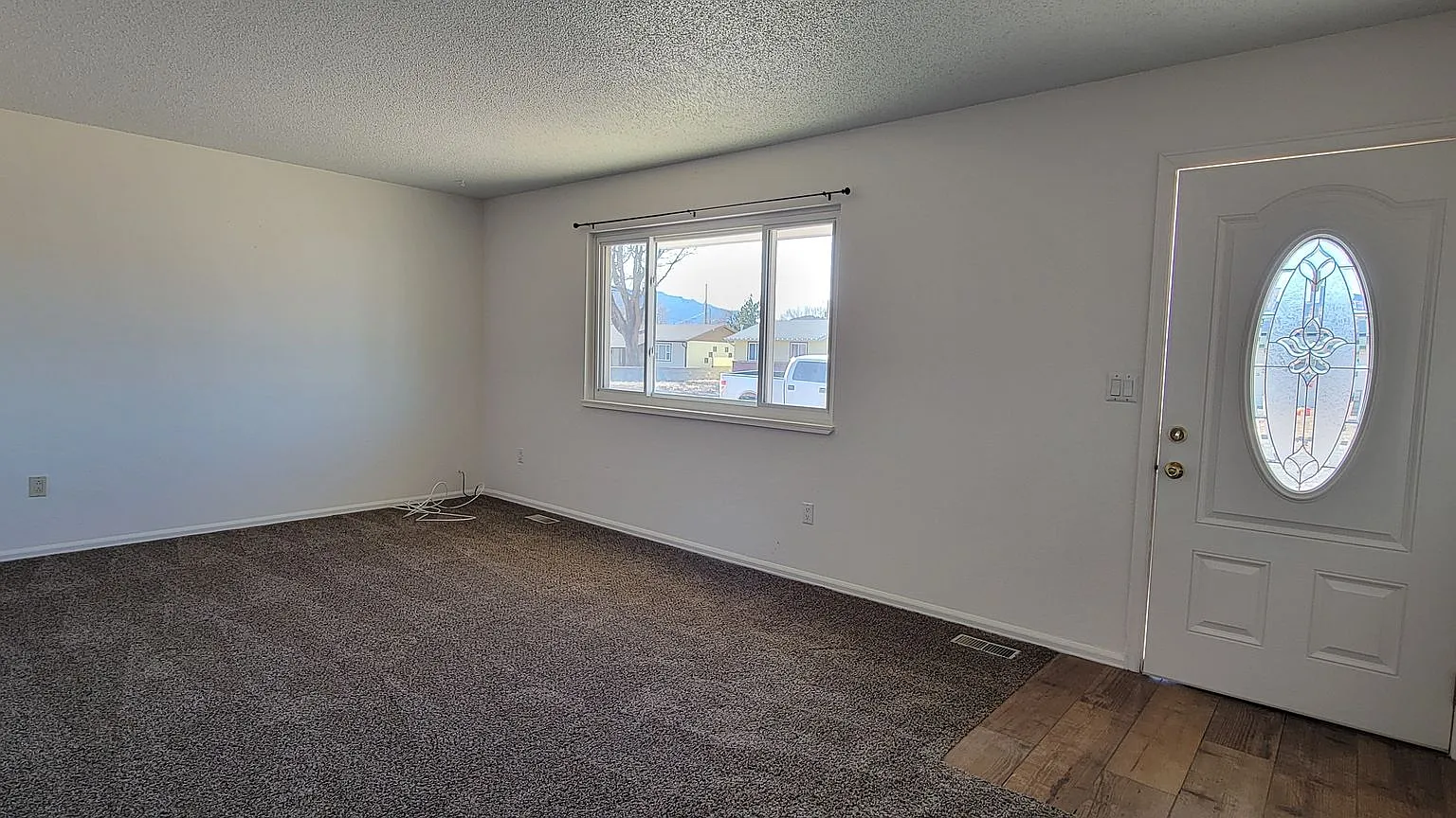 3 bedroom 1.5 bath with a Large Detached Garage — Photo 4
