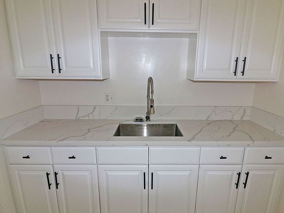 4th image of 4746-4756 1/2 Point Loma Ave #4754