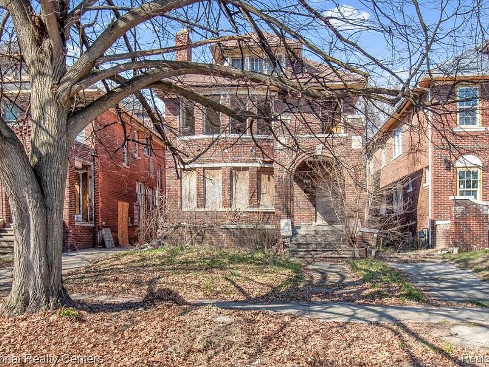 1st image of 2704 Leslie St