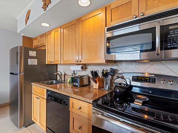 3rd image of 3959 Lower Honoapiilani Rd #302