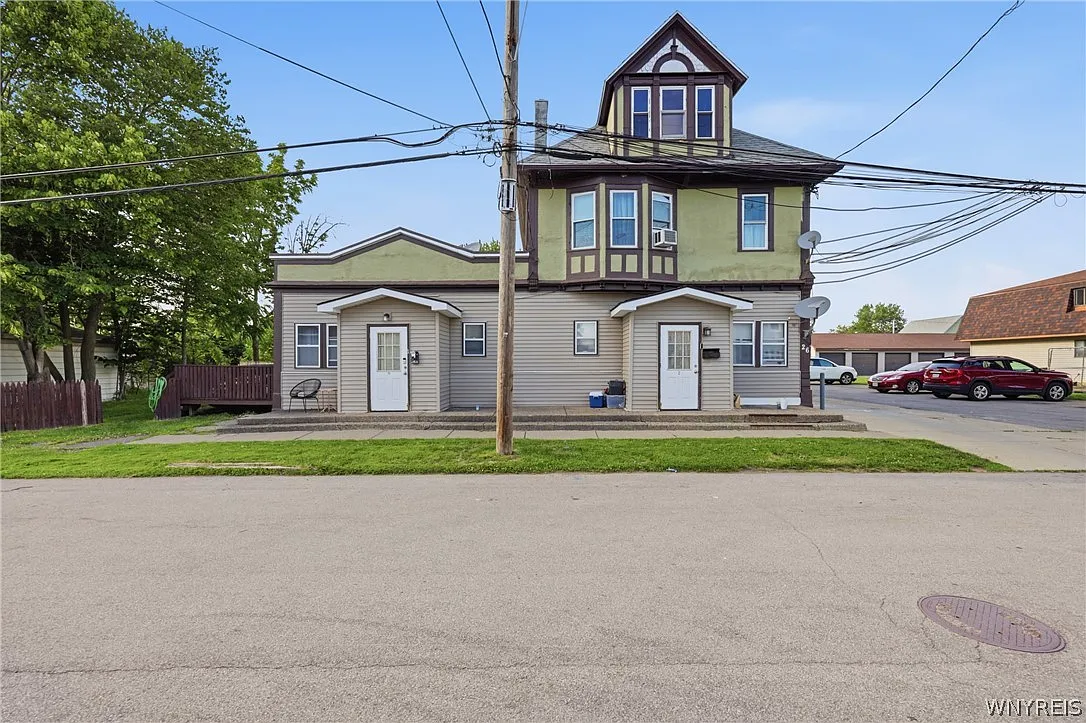 3 bed, 1.0 bath, 1200 sqft, $1,300 — Photo 1
