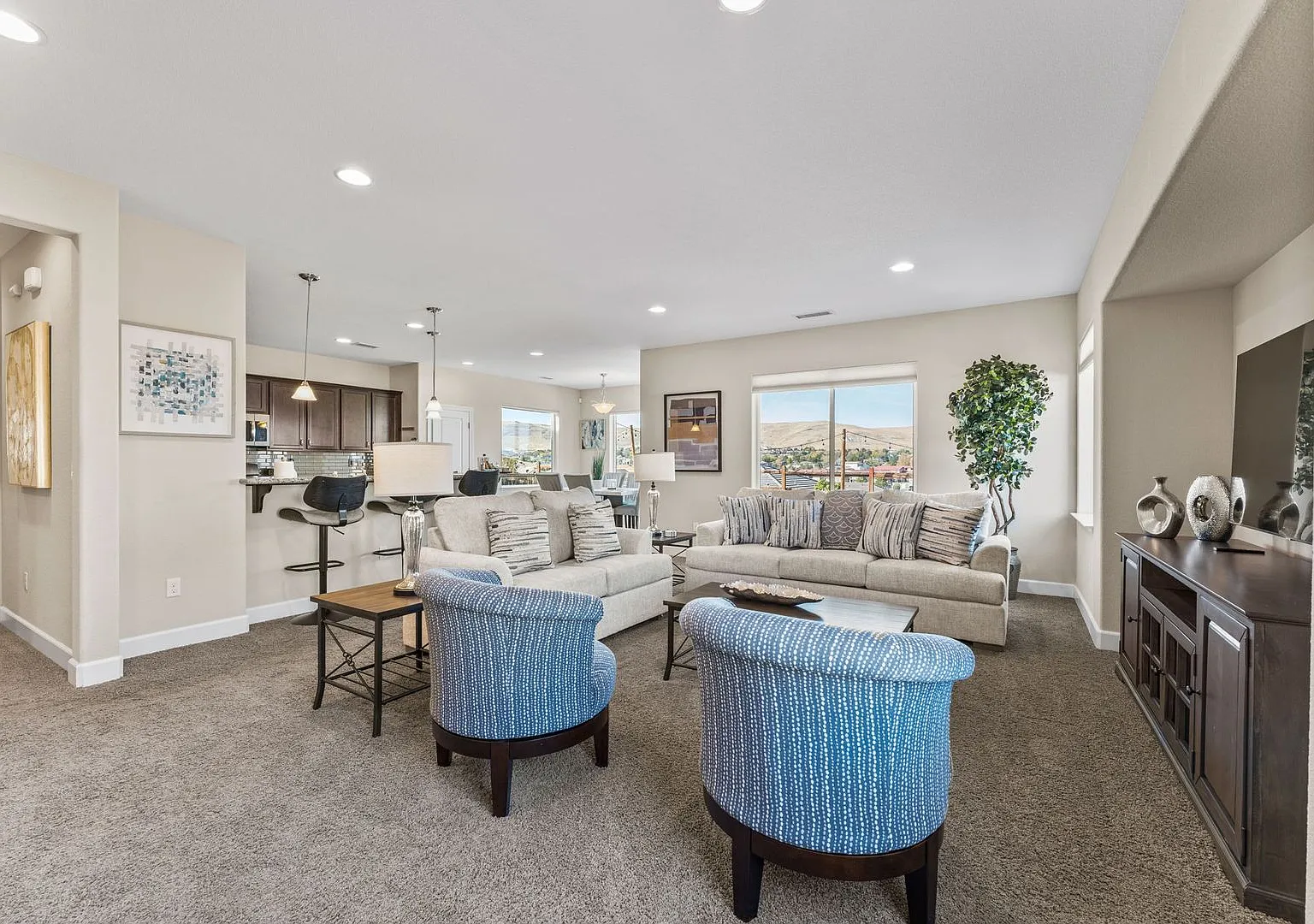 Fully Furnished Home Available Now. — Photo 3
