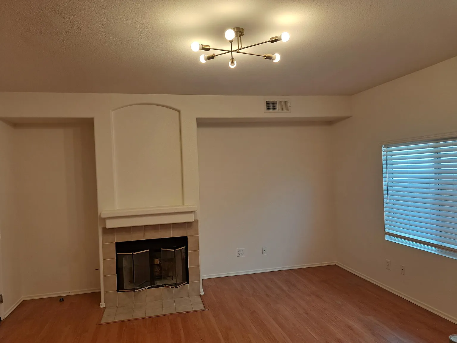 3 bed, 2.5 bath, 1407 sqft, $3,550 — Photo 3