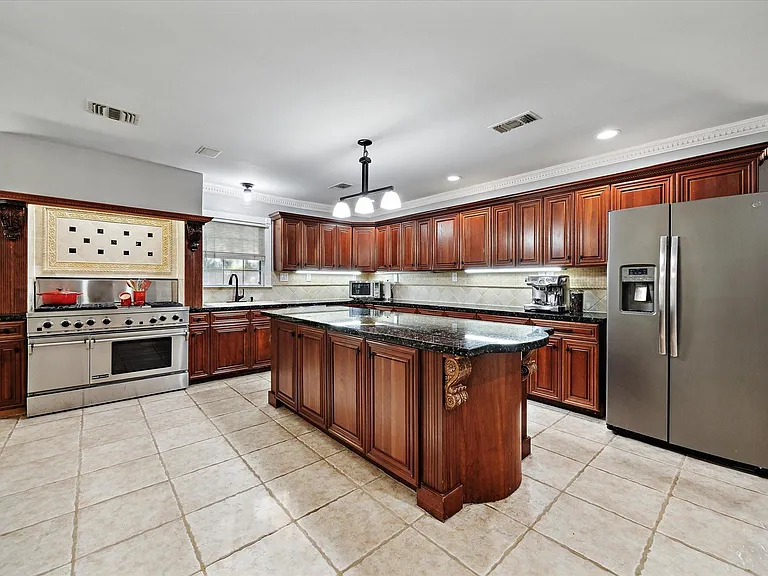 718 Garden Oaks Blvd — Photo 14