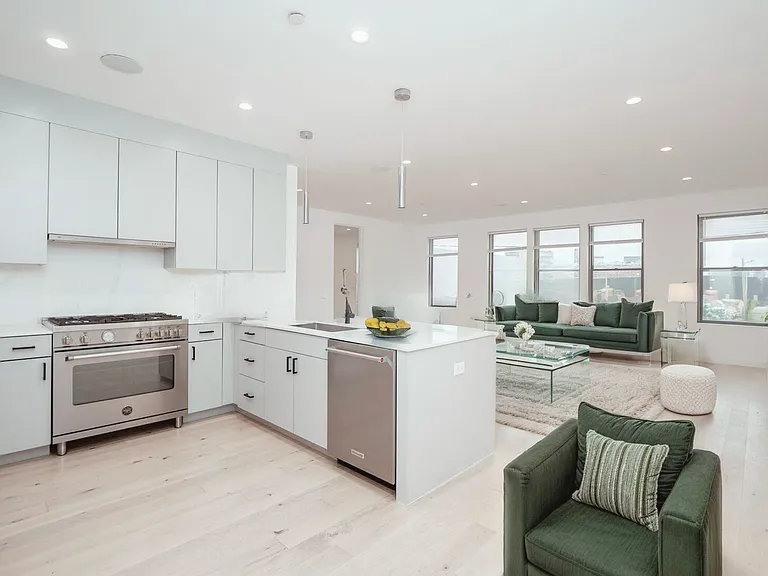 340 W 2nd St #9 — Photo 2