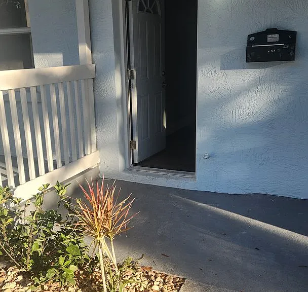 126 W Gardiner Ct — Photo 2
