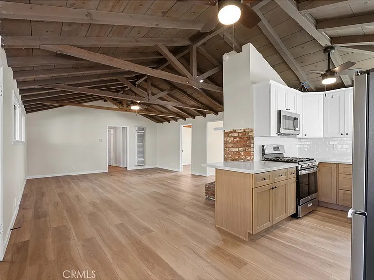 450 W 2nd St — Photo 16