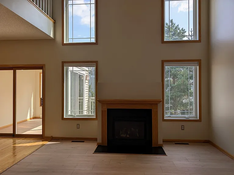 594 Sutherland Dr — Photo 3
