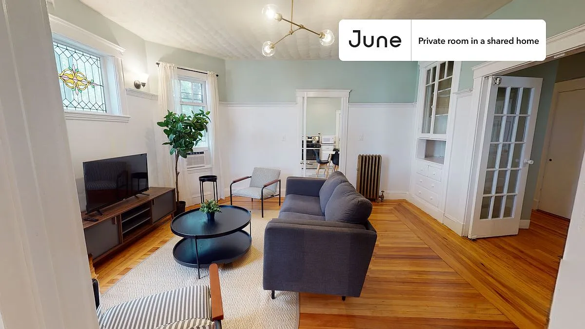 Queen bedroom in 4 bed/1 bath home in Dorchester Center #568 C — Photo 3