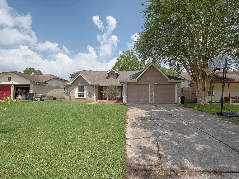 2914 Tarpon Dr — Photo 1