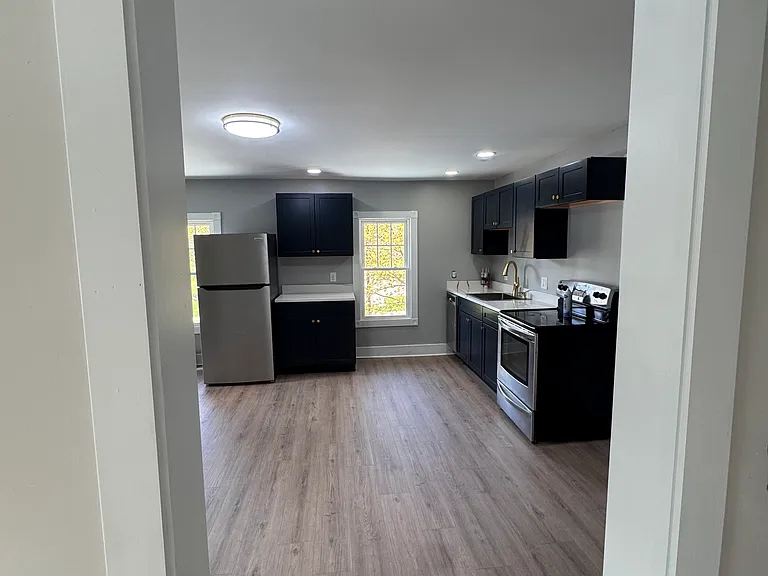 900 N Porter St — Photo 2