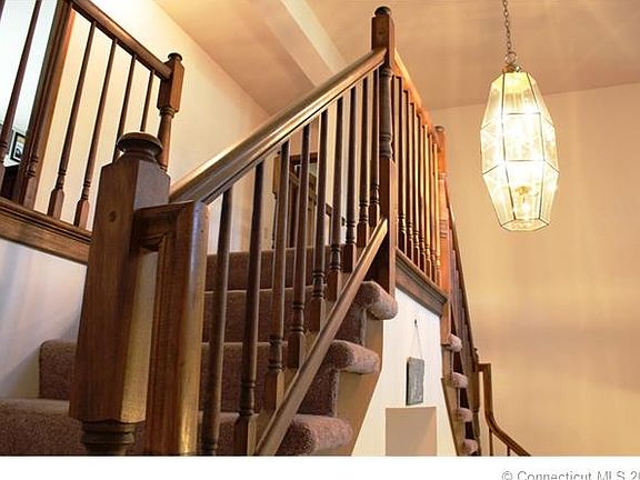 2 Level Entrance/Foyer.