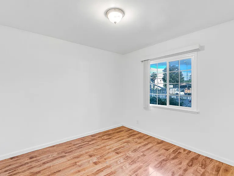 6537-6543 Woodley — Photo 8