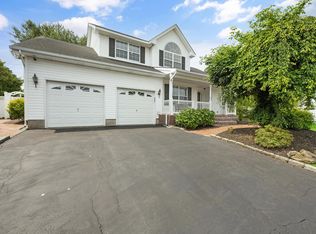 8 Tecumseh Ct, Commack, NY 11725