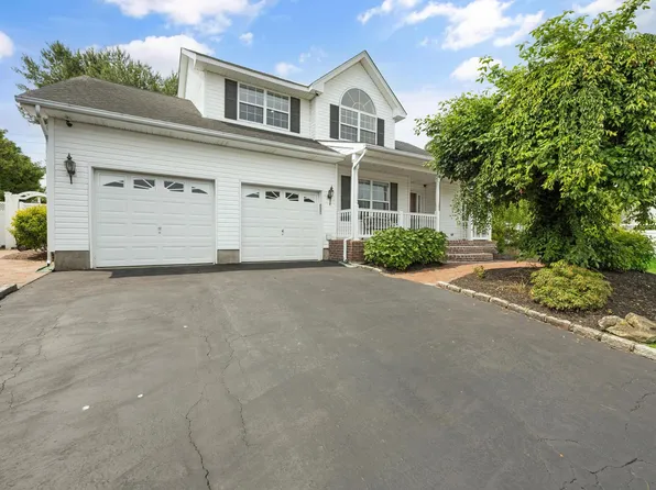 8 Tecumseh Court, Commack, NY 11725