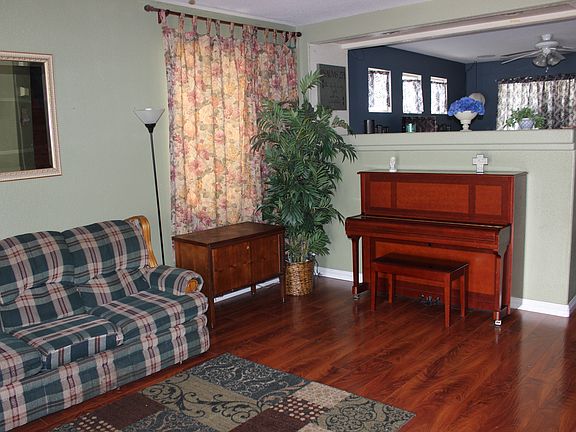 2nd image of 410 Windsor St