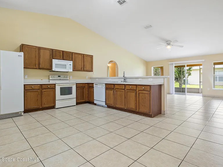 1406 Martinez St SE — Photo 7
