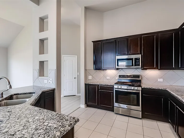 505 Palmilla St — Photo 11