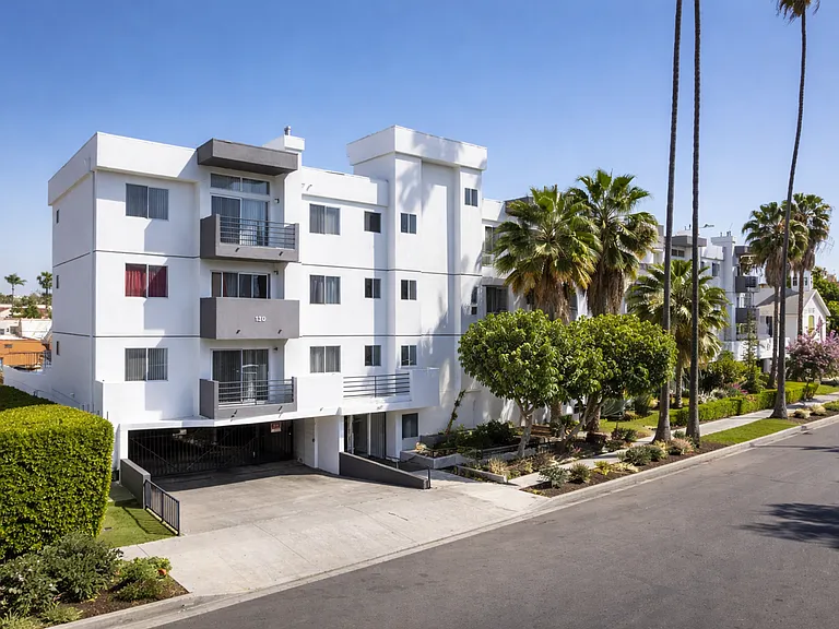 Spacious 2 Bedroom/2 Bath Apartment in KoreaTown - — Photo 8