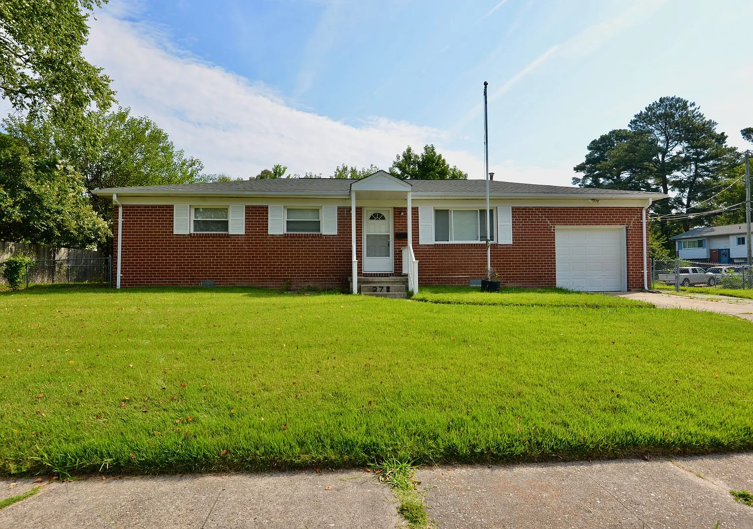 Brick Ranch in Princess Anne Plaza — Photo 1