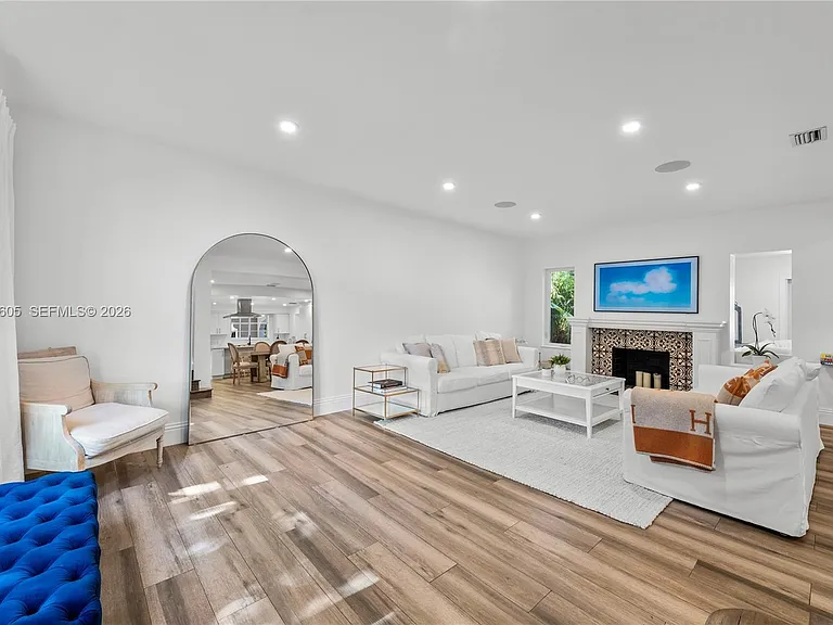 5236 Pine Tree Dr — Photo 9