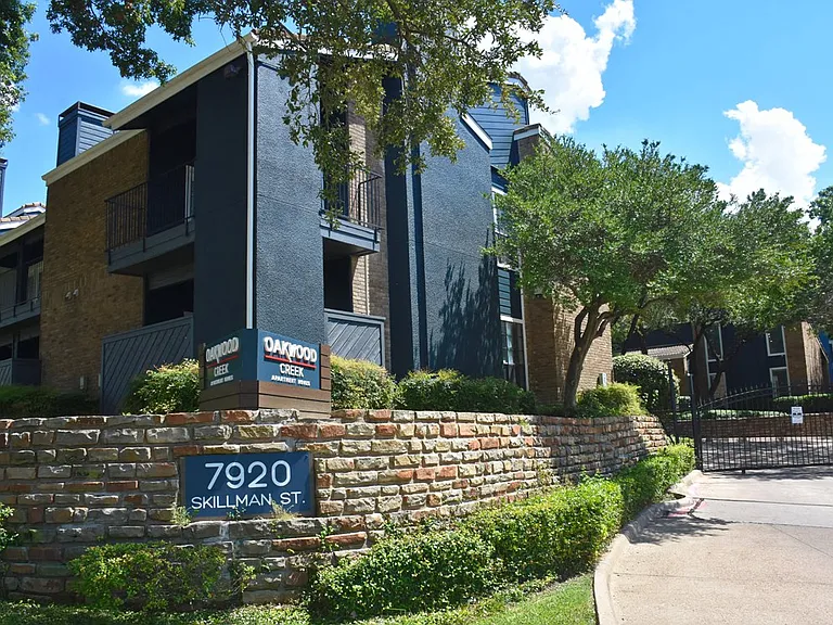 Oakwood Creek Apartments exterior building