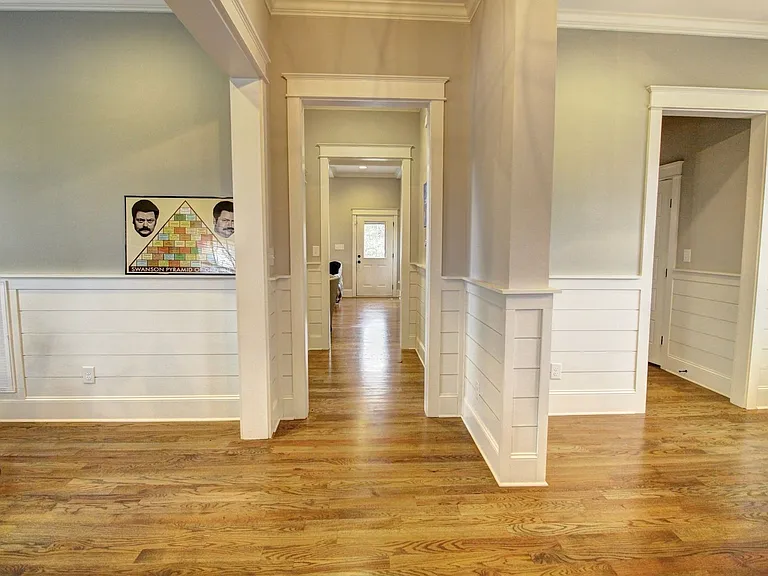 223 Elizabeth St — Photo 4