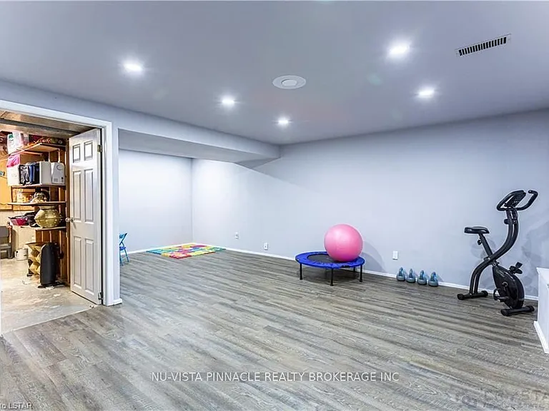 7 Ranchwood Cres — Photo 24