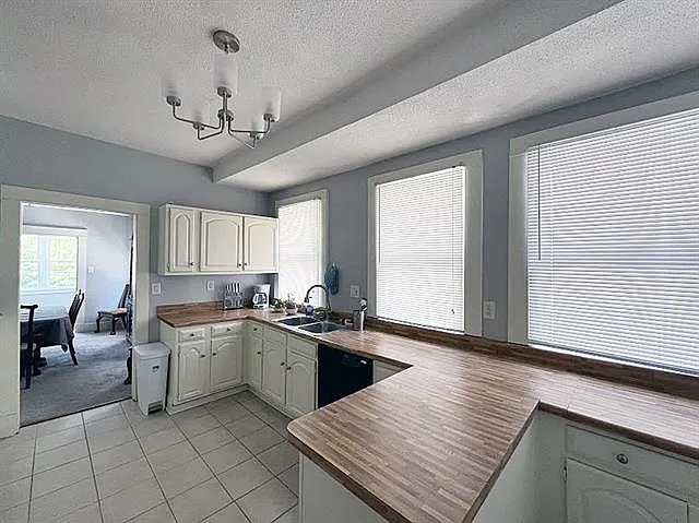 3 bed, 2.0 bath, 3300 sqft, $2,640 — Photo 2