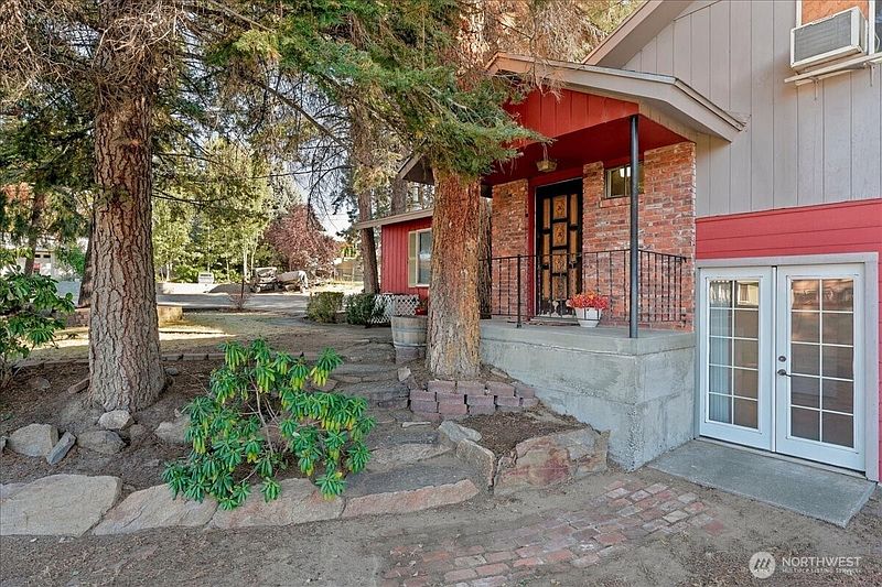 3rd image of 140 Robin Place NW