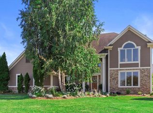 W295N1813 Prairie Wood Ct, Pewaukee, WI 53072