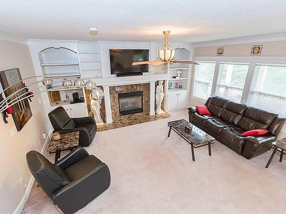 4th image of 900 Aspen Dr