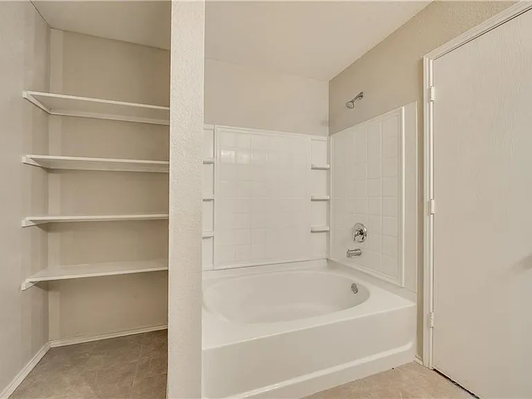 1512 Queens Brook Ln — Photo 22