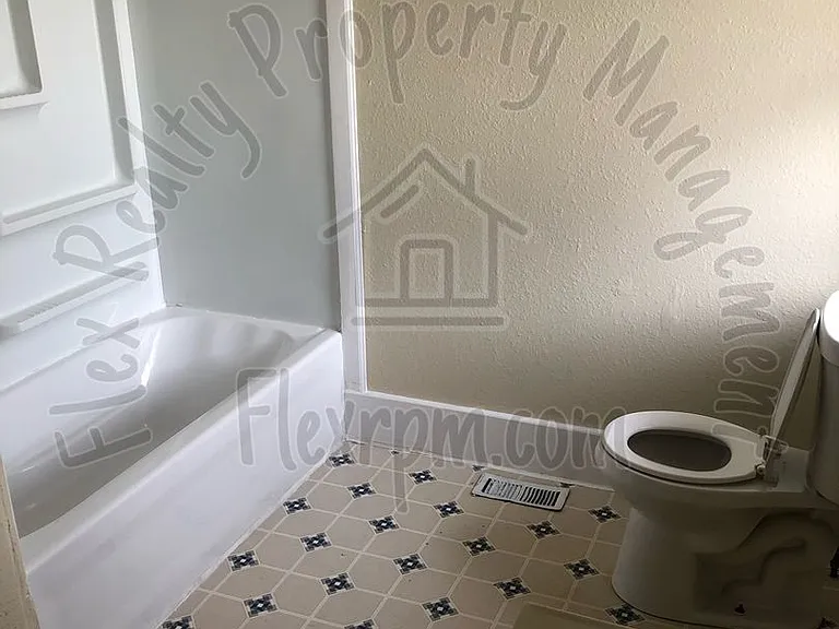 2452 Lawrence Ave — Photo 6
