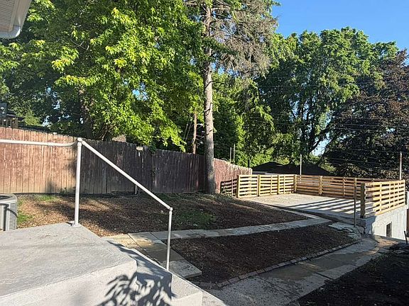 3rd image of 1147 Beaumont Ave