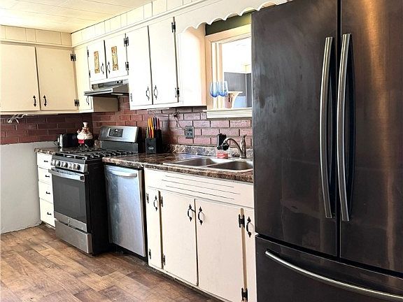 3rd image of 17917 Belmont Ave