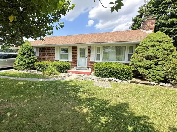 985 Fairview Dr, Hanover, PA 17331
