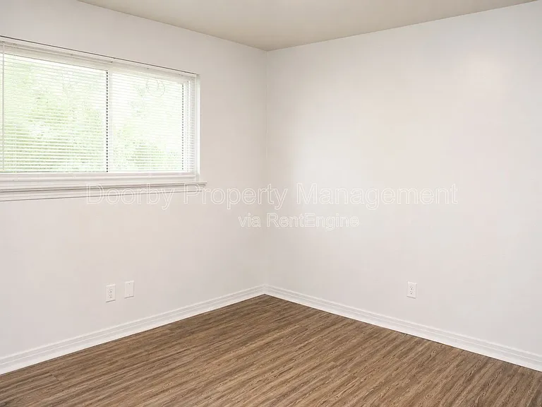 2027 Lee St — Photo 9