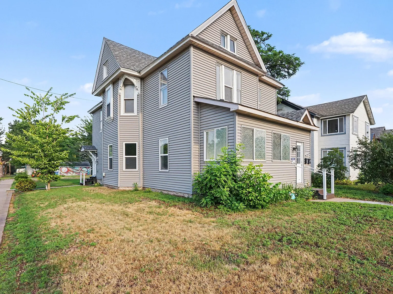 Nicely Updated Main Level Unit of NE Mpls Duplex Available Now! — Photo 2