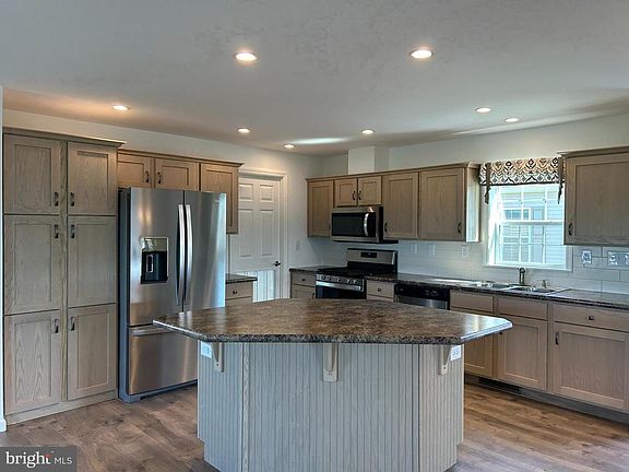 5th image of 466 Eastwood Ln