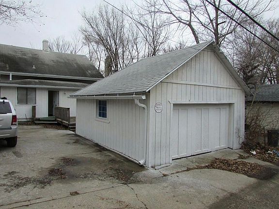 Garage and off street parkin