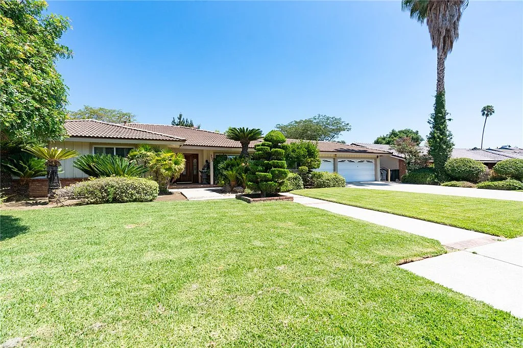 3 bed, 2766 sqft, $6,300 — Photo 2