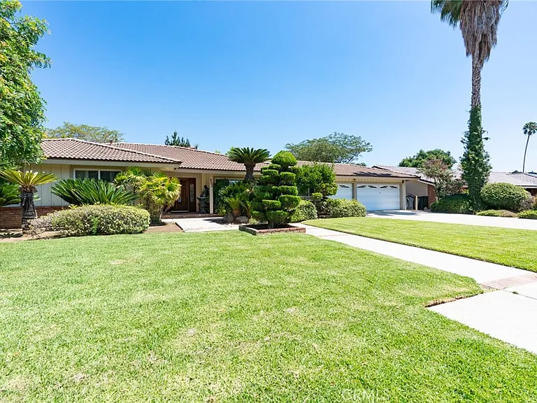 333 W Wistaria Ave — Photo 2