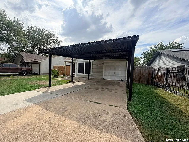 3 bed, 1.0 bath, 915 sqft, $1,350 — Photo 2