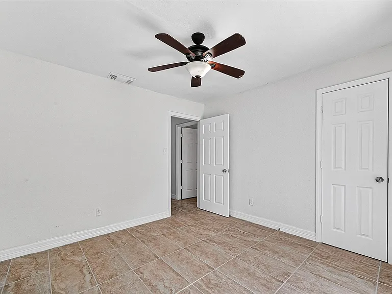 2223 Courtney Ct — Photo 27
