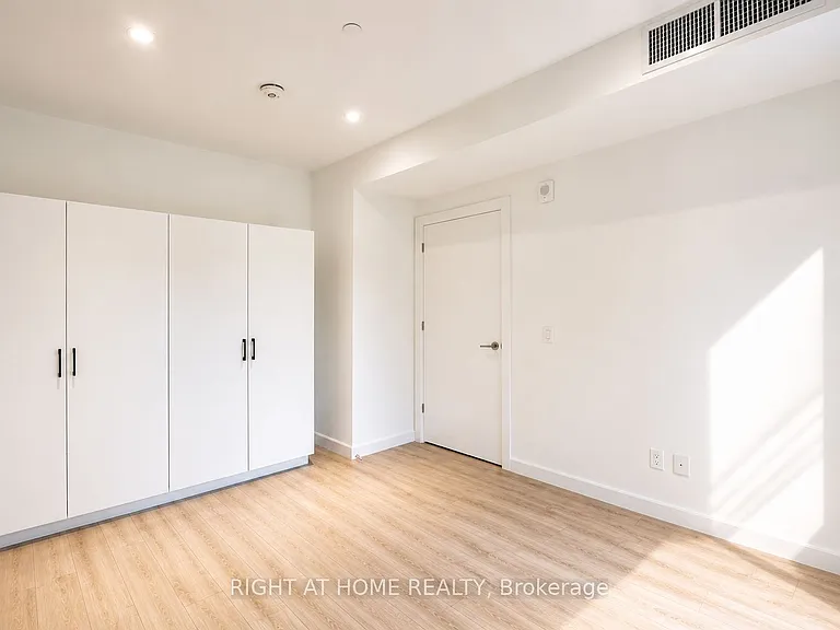 741 King St W #101 — Photo 12