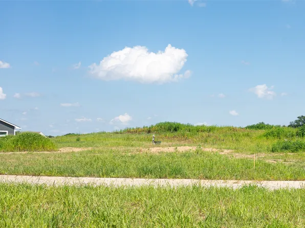 2915 Lake Hill Dr, Des Moines, IA 50320