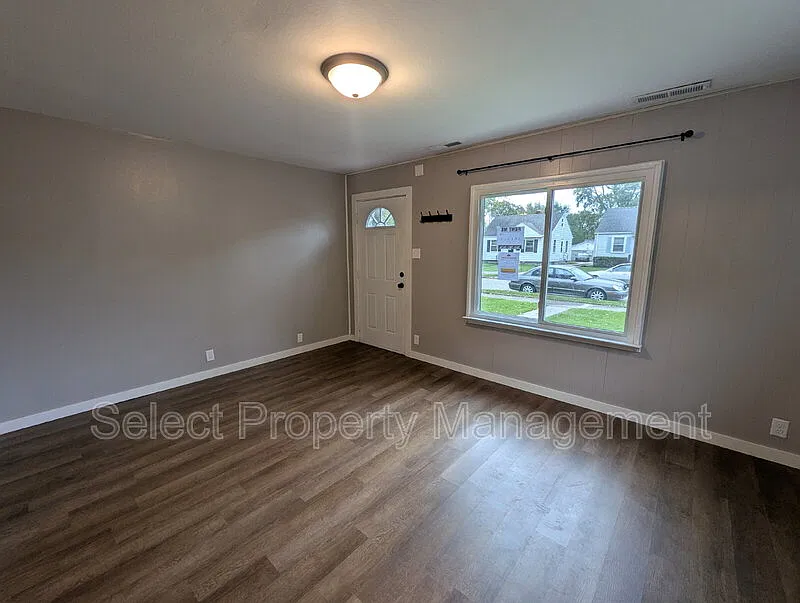 3 bed, 1.0 bath, 1256 sqft, $1,399 — Photo 3